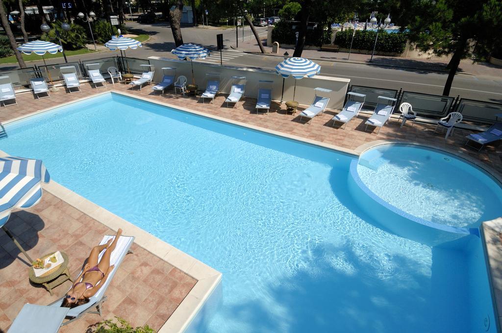 Hotel Imperiale Мілано-Маріттіма Екстер'єр фото